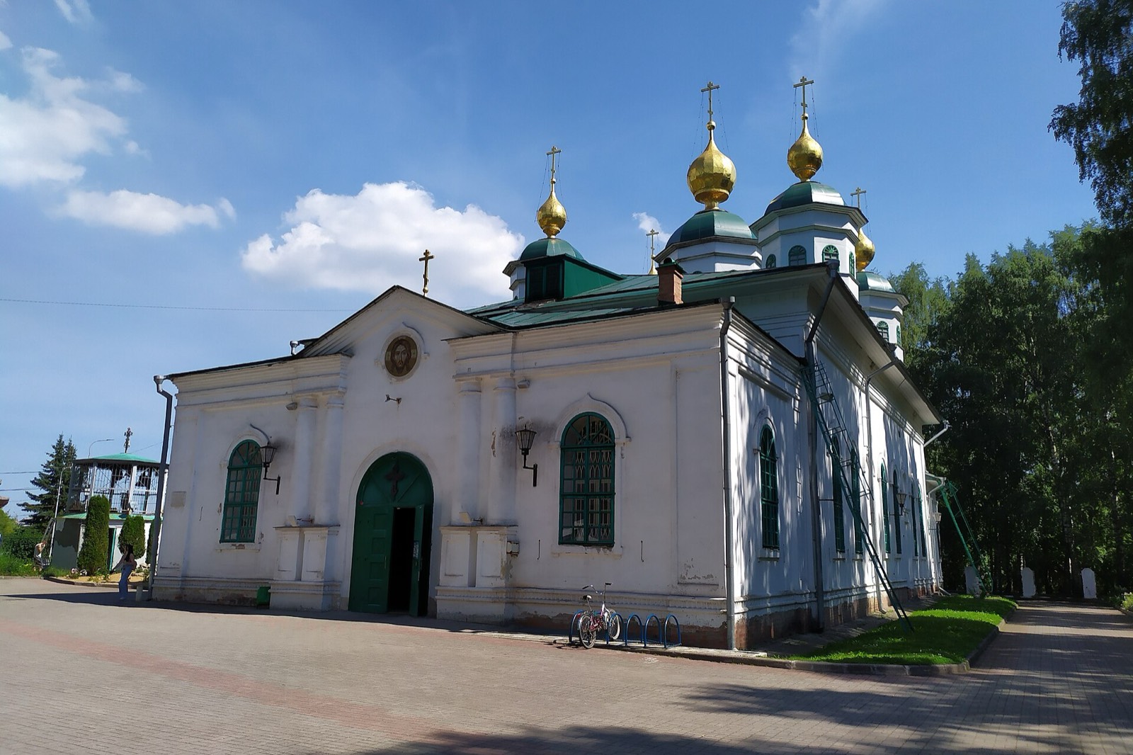 Воскресенский собор на Соборной горке в Череповце — белые стены и золотые купола в солнечный день